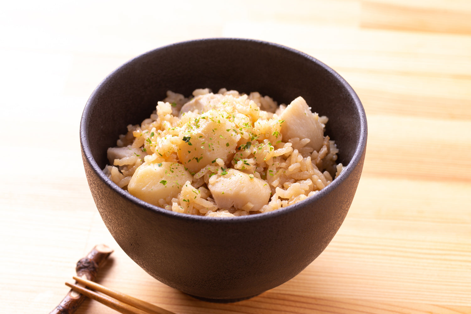 家庭で簡単に！冷凍ホタテ貝柱で作る炊き込みご飯の基本とアレンジレシピ集