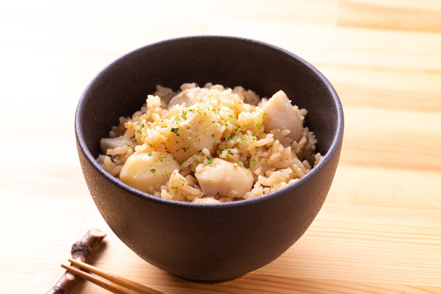 家庭で簡単に！冷凍ホタテ貝柱で作る炊き込みご飯の基本とアレンジレシピ集
